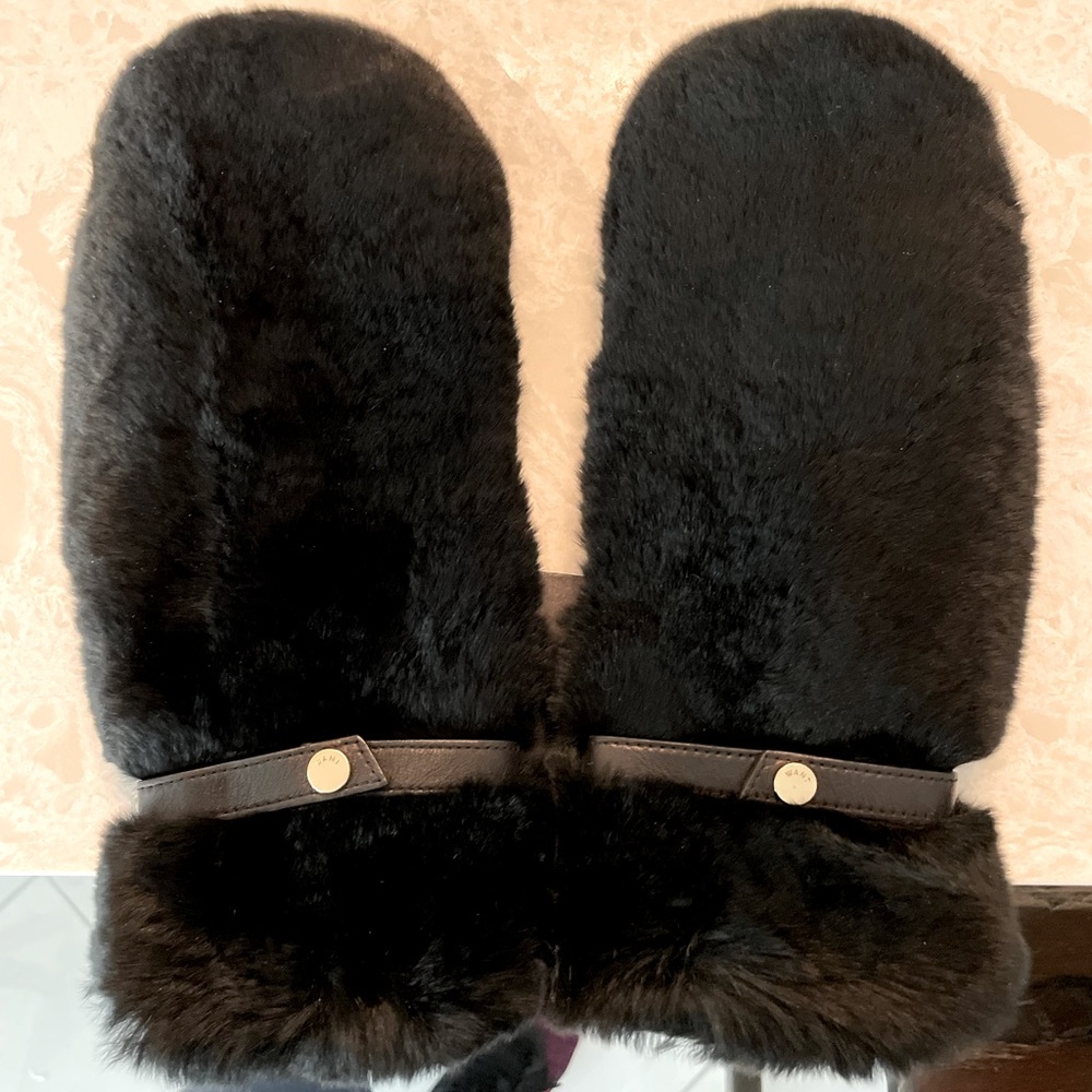 NWT. WANT  Less Essentiels. Real fur and leather mittens.